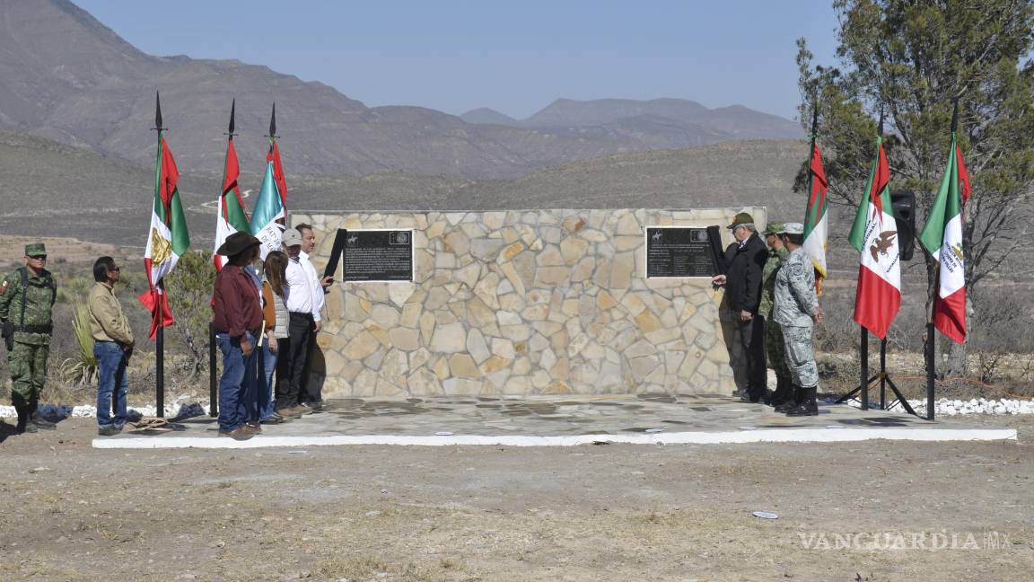 $!Autoridades y miembros del patronato colocaron ofrendas florales en honor de las personas que participaron en esta batalla.