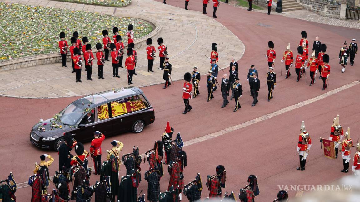 $!El ataúd de Su Majestad llegando en el coche fúnebre estatal al Castillo de Windsor después de una procesión fúnebre estatal de la reina Isabel II en Londres.