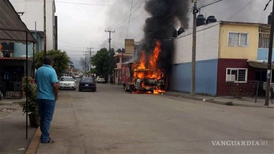$!Detienen a cinco personas tras la quema de vehículos en Michoacán