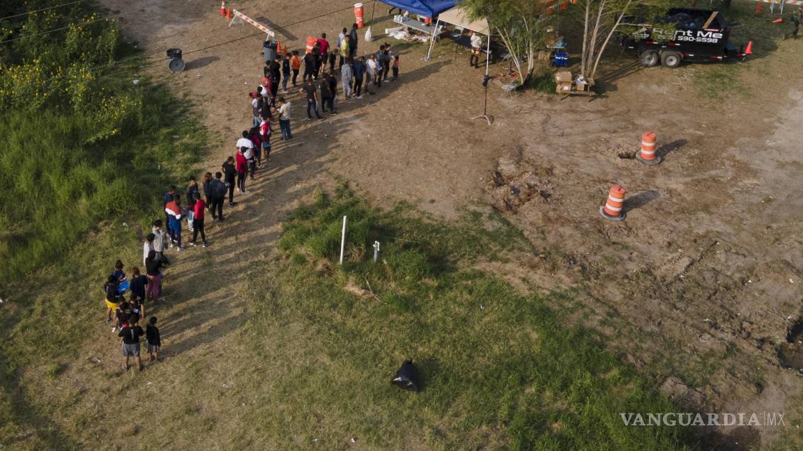 $!Los migrantes son procesados en un campo después de cruzar el Río Grande en la frontera entre Texas y México, el jueves 11 de mayo de 2023, en Brownsville, Texas.