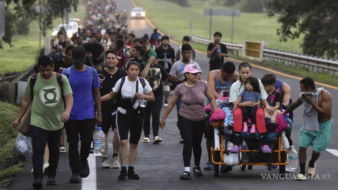 $!Migrantes caminan a lo largo de la carretera, en el estado de Chiapas con la esperanza de llegar a la frontera norte del país y eventualmente ingresar a EU.
