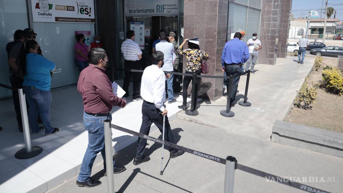 En Coahuila, se dispara afluencia para pagar con descuento las placas; reportan 5 mil 940 trámites en un día