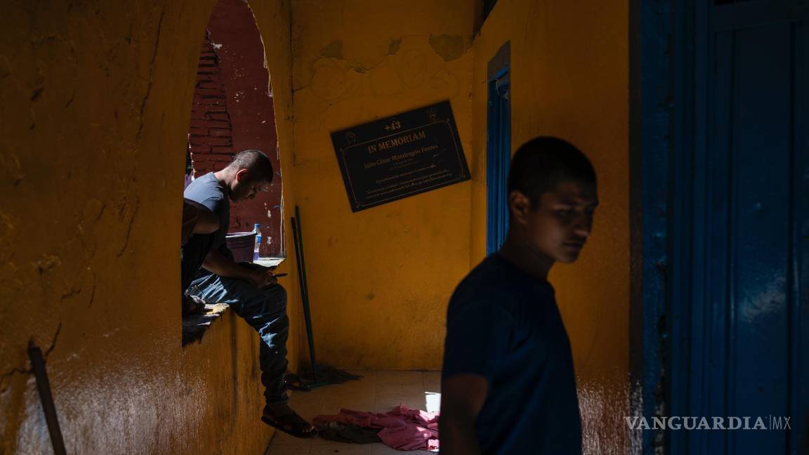 $!Un estudiante de primer año de la escuela Normal Rural Raúl Isidro Burgos y un cartel hace referencia al nombre de uno de los 43 estudiantes desaparecidos.