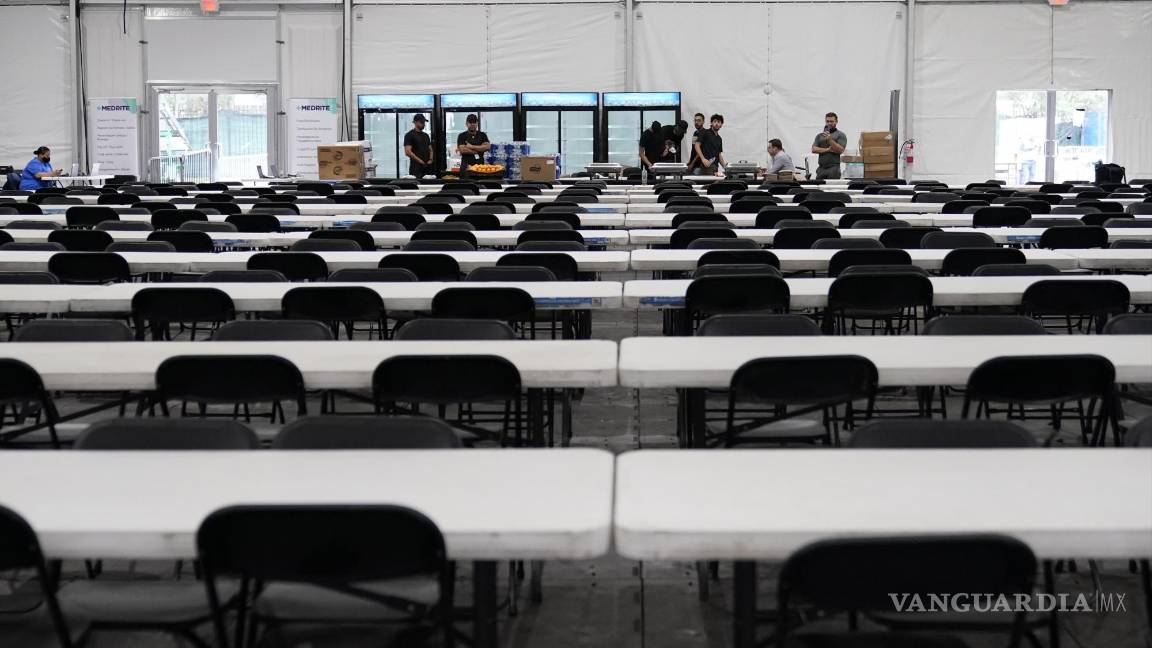 $!Vista de una de las carpas. Desde que comenzó la llegada de inmigrantes el año pasado, Nueva York ha recibido a más de 100,000 personas.