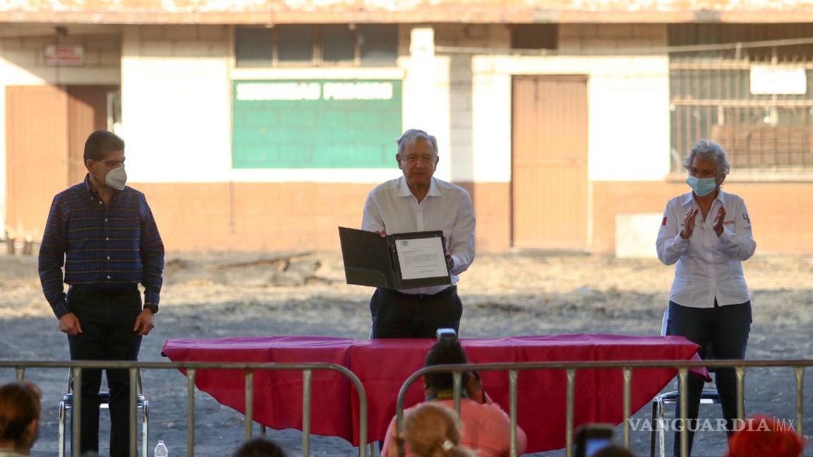 $!Miguel Riquelme Solís, gobernador de Coahuila y AMLO, durante el anuncio del plan rescate de los 63 mineros que murieron en la mina de Pasta de Conchos.