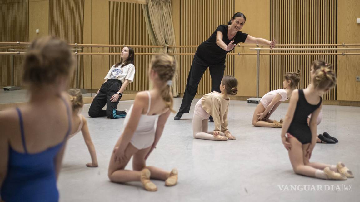 $!Jana Jodasova, directora de la Escuela Preparatoria de Ballet del Teatro Nacional, trabaja con niños que huyeron de la guerra en Ucrania.