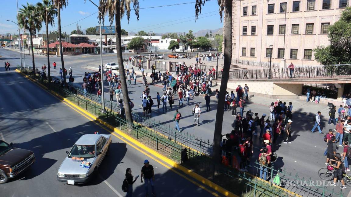 $!La mañana de este martes, los jóvenes continúan frente al Tec.