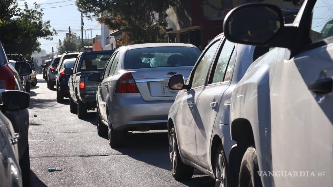 $!Niños y adolescentes enfrentan el tráfico y la agitación al regresar a clases en Saltillo, lidiando con el flujo vehicular en las calles de la ciudad.
