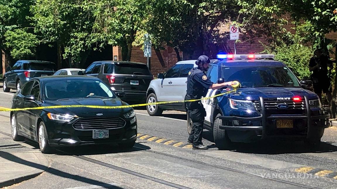 $!Un oficial de policía ocordona la escena del crimen el 22 de julio de 2023, después de un tiroteo en el Centro Médico Legacy Good Samaritan en Portland, Oregón.