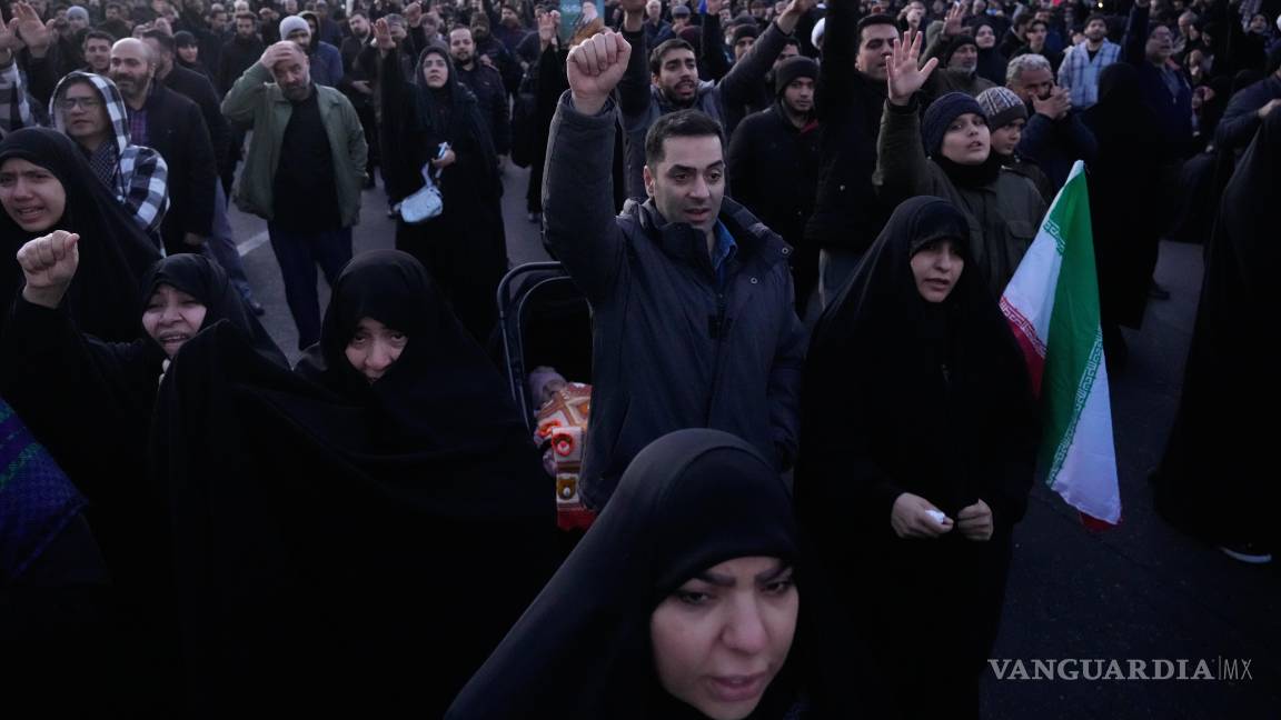 $!Partidarios del gobierno corean lemas mientras se reúnen en gesto de duelo después de que la televisora estatal anunciara la muerte del líder supremo de Irán, el ayatolá Alí Jamenei, en Teherán.