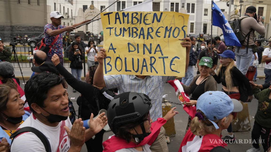 $!Opossitores del presidente peruano Pedro Castillo celebran su destitución fuera de la comisaría de policía en Lima, Perú.