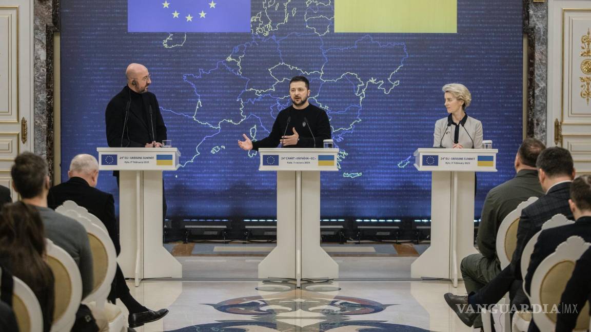 $!Presidente Volodímir Zelenski (c) de Ucrania, Charles Michel (i), presidente del Consejo Europeo; y Ursula von der Leyen (d), presidenta de la CE, en Kiev.