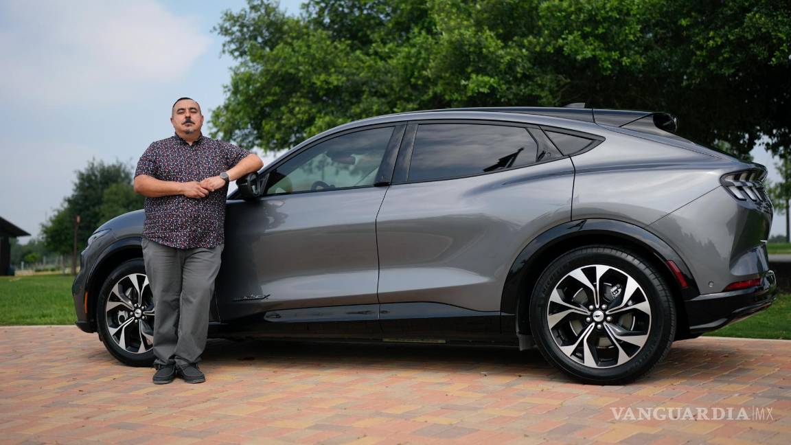$!José Valdez propietario de tres vehículos eléctricoscon su Mustang Mach-E en San Antonio.