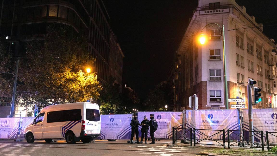 $!La policía acordona un área donde ocurrió un tiroteo, el lunes 16 de octubre de 2023, en el centro de Bruselas.