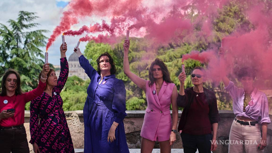 $!Activistas de la Conferencia de Ordenación de Mujeres lanzan humo rosa para pedir la plena igualdad de las mujeres en la Iglesia Católica en Roma