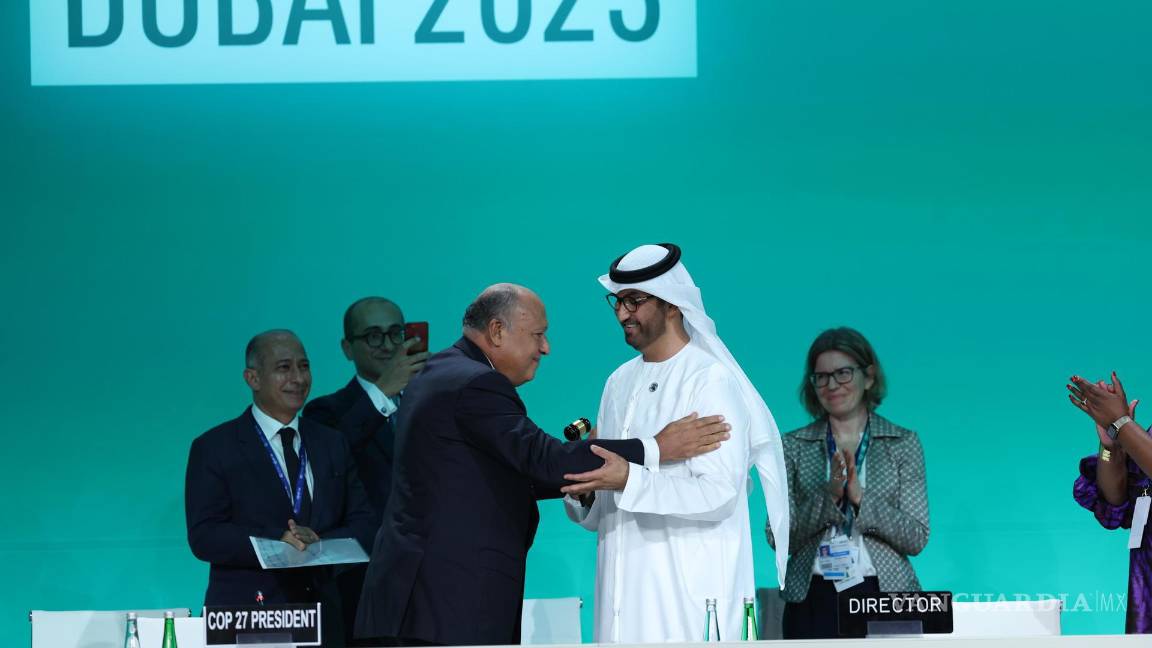 $!Sameh Shoukry (i), presidente de la cumbre climática COP27 y Ministro de Asuntos Exteriores egipcio, y el Dr. Sultan Ahmed Al Jaber (d), Presidente de la COP28.