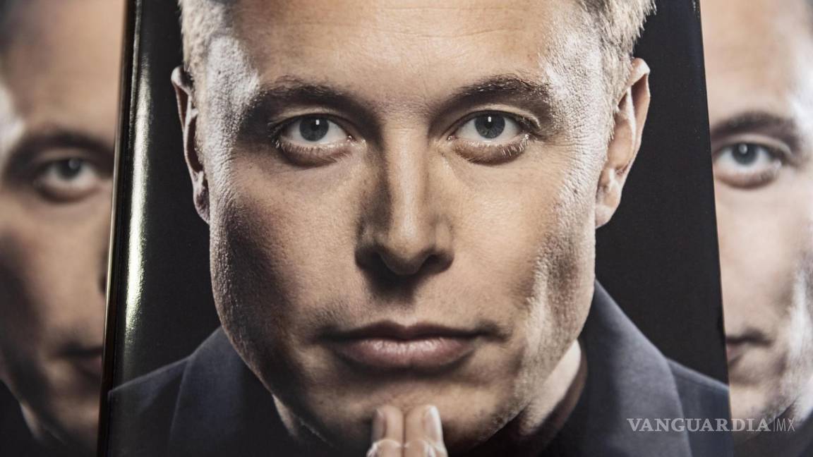 A un año de que Elon Musk comprara Twitter, la red social ha recortado su valor, su plantilla, sus ingresos y su nombre