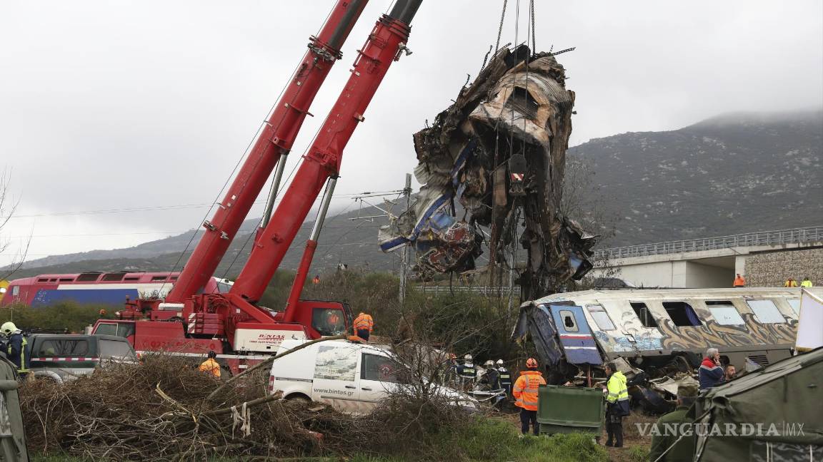 Sube a 57 cifra de fallecidos por choque de trenes en Grecia
