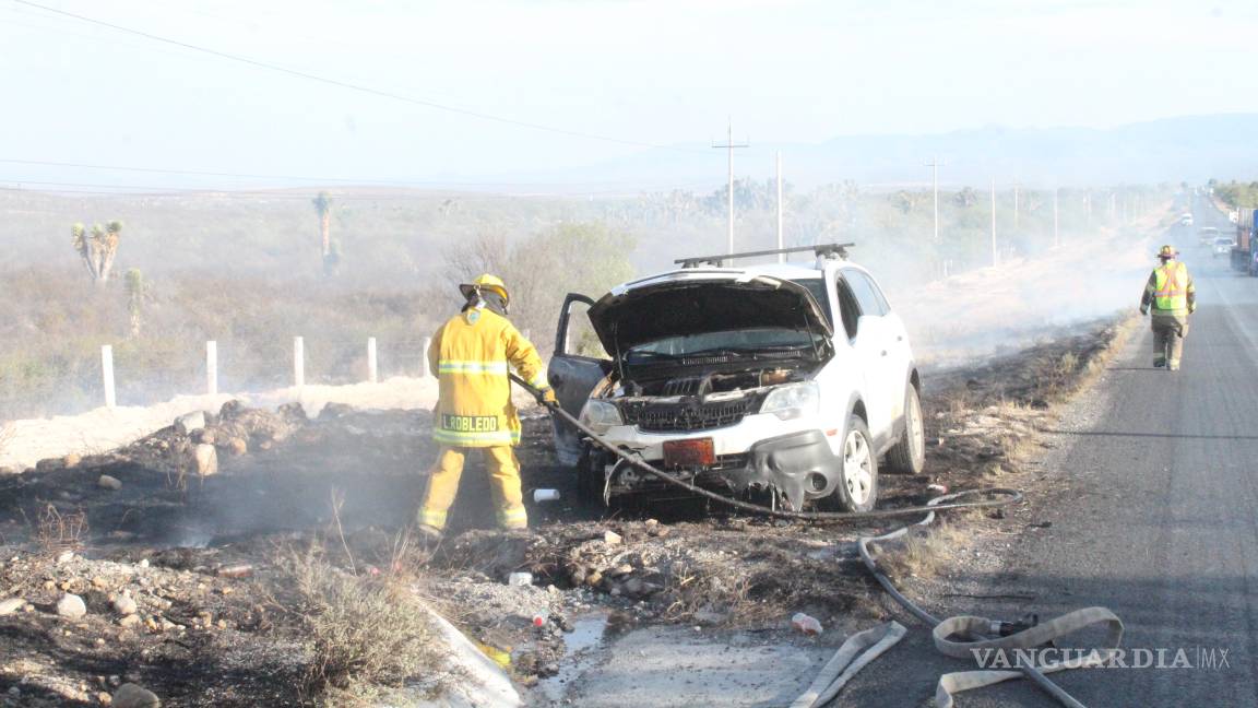 Camioneta se incendia a orilla de carretera federal; el conductor se salvó de milagro