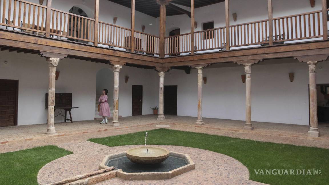 $!Una mujer pasea este sábado por el claustro restaurado del Palacio de los Marqueses de Torremejía de Almagro (Ciudad Real), una joya arquitectónica construida a principios del siglo XVI en esta localidad manchega y recién restaurada.