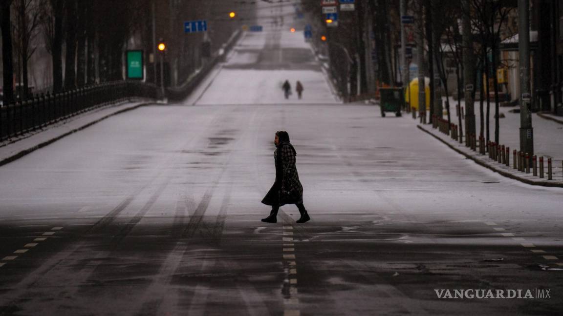 $!Una calle, desierta durante el toque de queda en Kiev, Ucrania, el 1 de marzo de 2022.