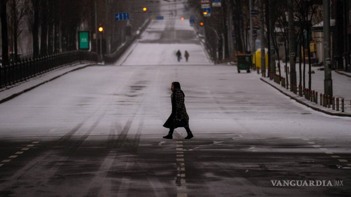 $!Una calle, desierta durante el toque de queda en Kiev, Ucrania, el 1 de marzo de 2022.