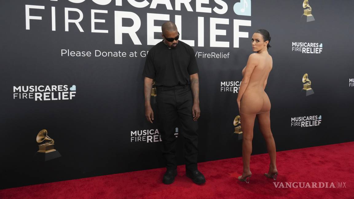 ¿Los corrieron? Causa polémica Kanye West en los Grammys: su esposa Bianca Censori se ‘desnuda’ en la Alfombra Roja