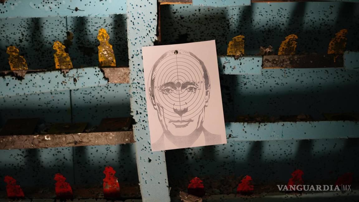$!Una imagen del presidente de Rusia, Vladimir Putin, colgada como objetivo en un centro de tiro en Leópolis, en el oeste de Ucrania, el 17 de marzo de 2022.