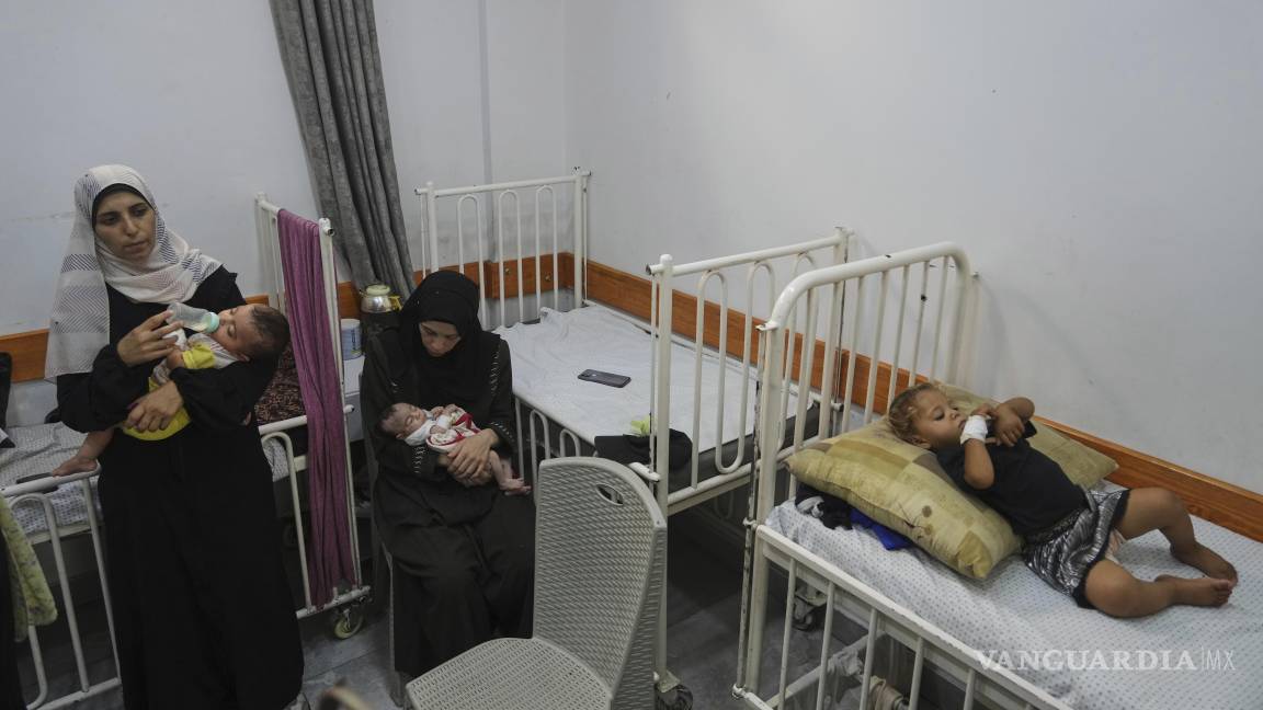 $!Mujeres palestinas cuidan a sus bebés desnutridos en el hospital Amigos del Paciente en Ciudad de Gaza.