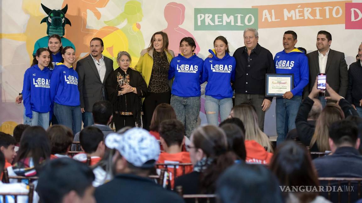 $!El equipo de las Lobas de la UAdeC acompañó a su entrenador a recibir el reconocimiento en la categoría de “Equipo”.