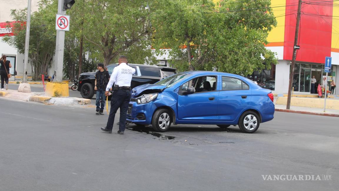 Se pasa rojo en V. Carranza y ocasiona choque múltiple en Saltillo