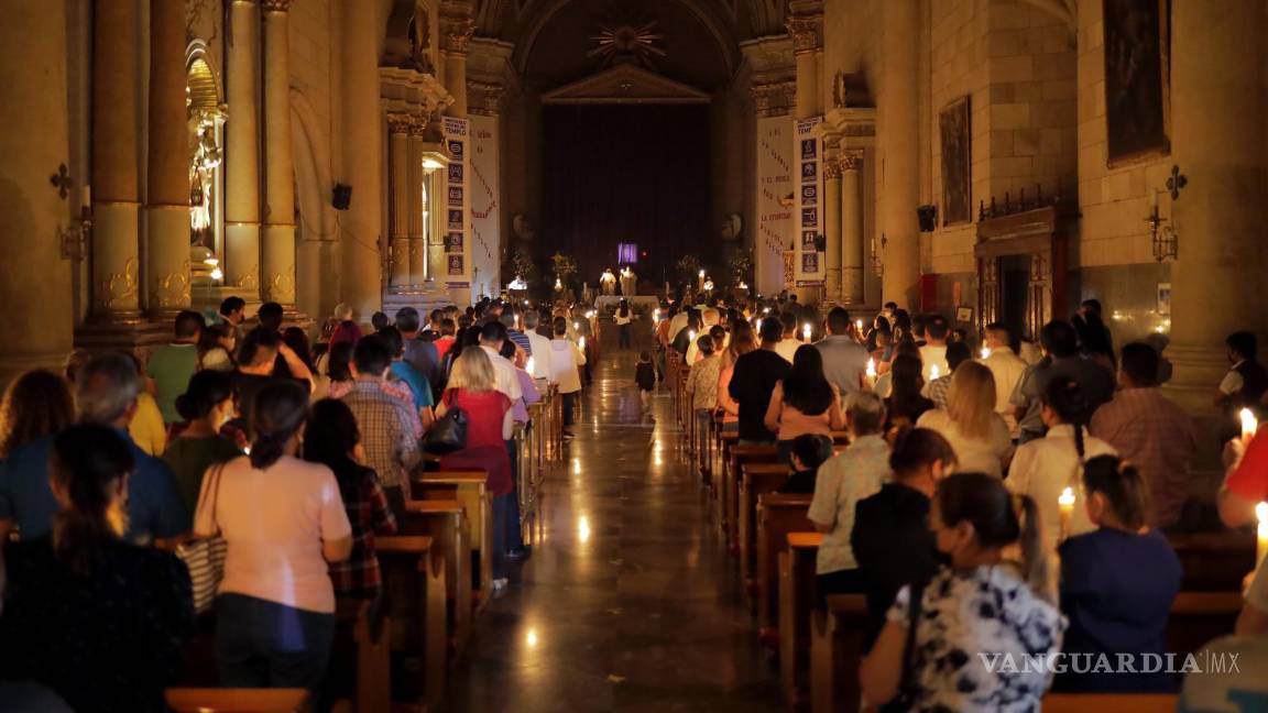 Celebran Vigilia Pascual en Catedral de Saltillo luego de dos años