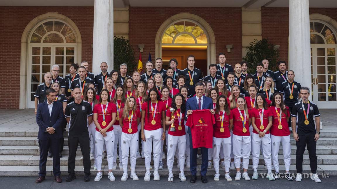 Pedro Sánchez, presidente de España, recibe a la Campeona del Mundial Femenino y crítica disculpas de Luis Rubiales