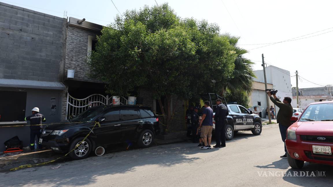 $!Cinta de precaución rodea la casa siniestrada mientras peritos continúan las investigaciones.