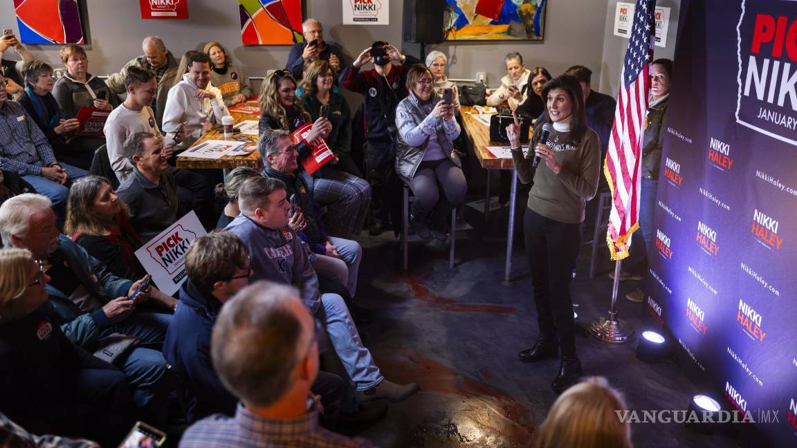 $!La ex gobernadora de Carolina del Sur, Nikki Haley, habla en Second State Brewing Company en Cedar Falls, Iowa.