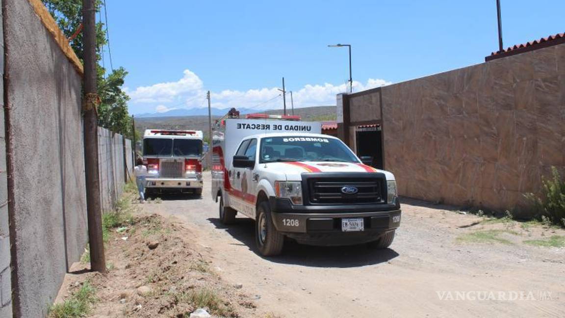 $!Los tres afectados fueron trasladados en ambulancia a la Clínica 2 del IMSS, luego de recibir una descarga eléctrica mientras nadaban en una alberca del rancho Paraíso.