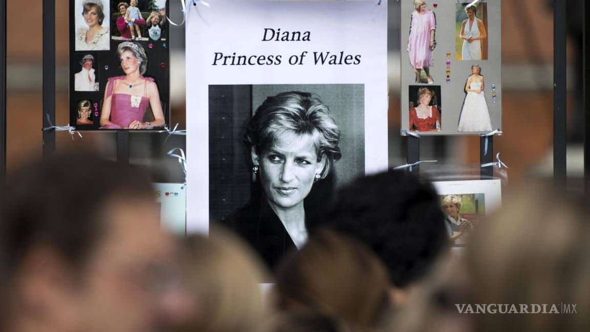 $!Tributos en memoria de la princesa Diana de Gales a las puertas del Palacio de Kensington en Londres (Reino Unido).