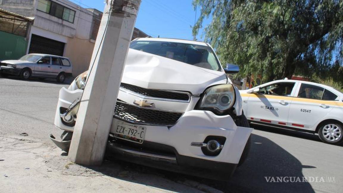 $!Oficiales de Tránsito señalaron que el conductor no calculó las dimensiones al tomar una curva, lo que derivó en el accidente.