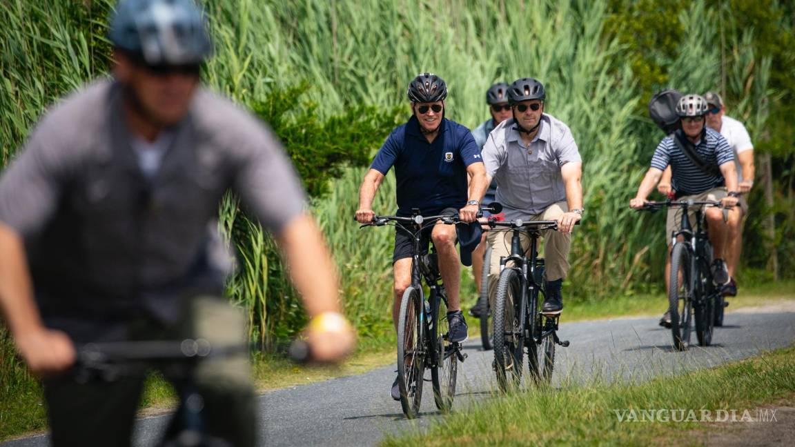 $!El presidente Joe Biden anda en bicicleta cerca de su casa en Rehoboth Beach, Delaware.