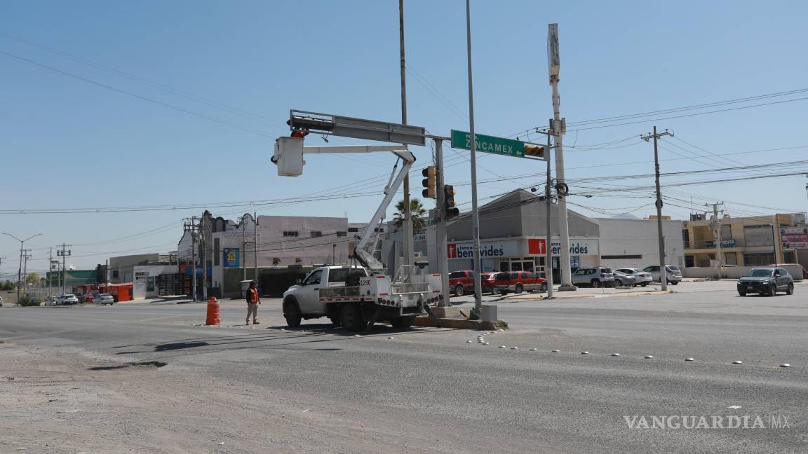 $!Brigadas municipales rehabilitaron el sistema de semáforos en el cruce del bulevar Isidro López Zertuche y carretera a Zincamex, una zona clave para la movilidad urbana.