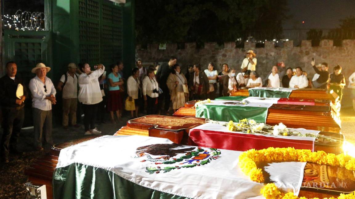 $!Los restos de las víctimas fueron entregados esta tarde tras horas de trámites en la Fiscalía General del Estado, a pesar de tener su plena identificación.