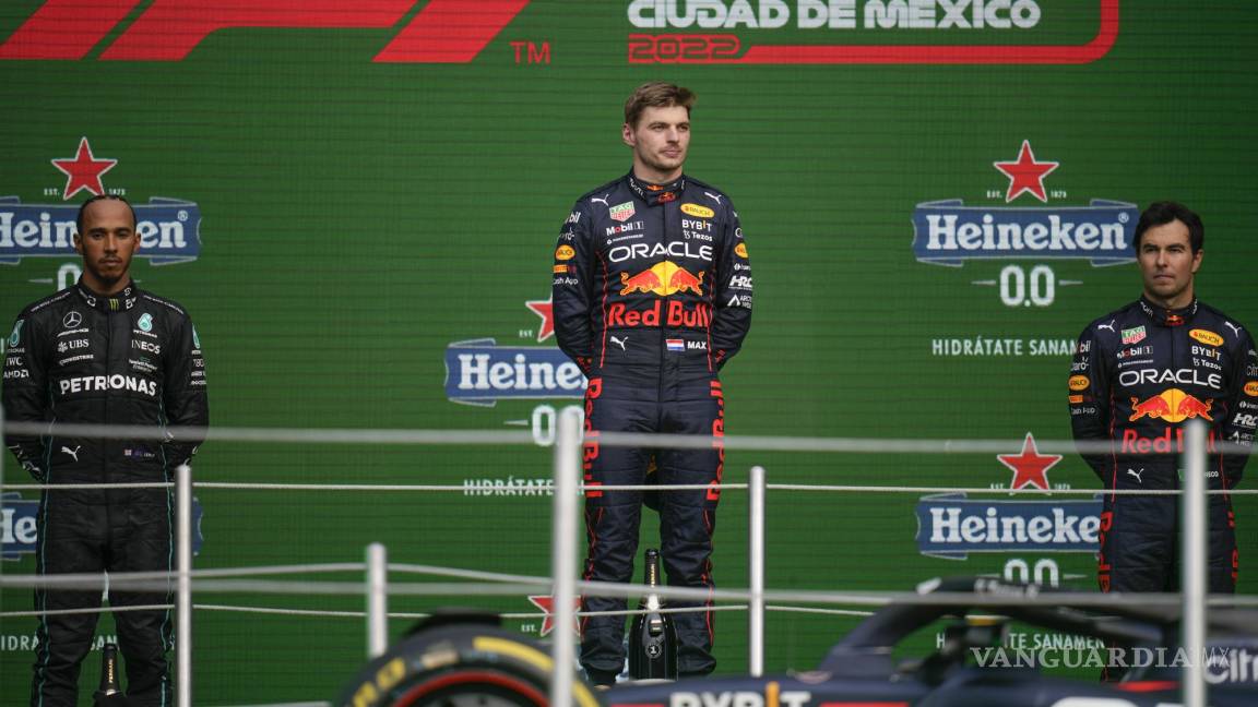 $!El británico Lewis Hamilton (i), segundo lugar; el holandés Max Vertapeppen (c), primer lugar, y el mexicano Sergio Pérez, tercer lugar, posan en el podio.