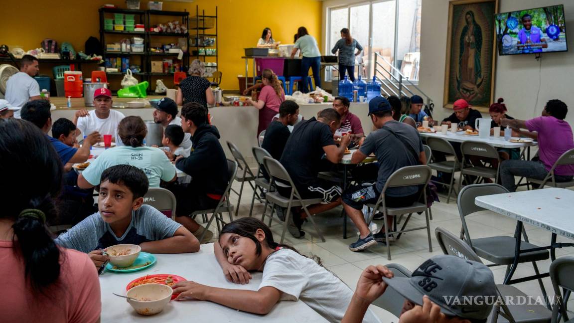 $!Migrantes almuerzan en la Catedral de Nuestra Señora de Guadalupe en Ciudad Juárez, México