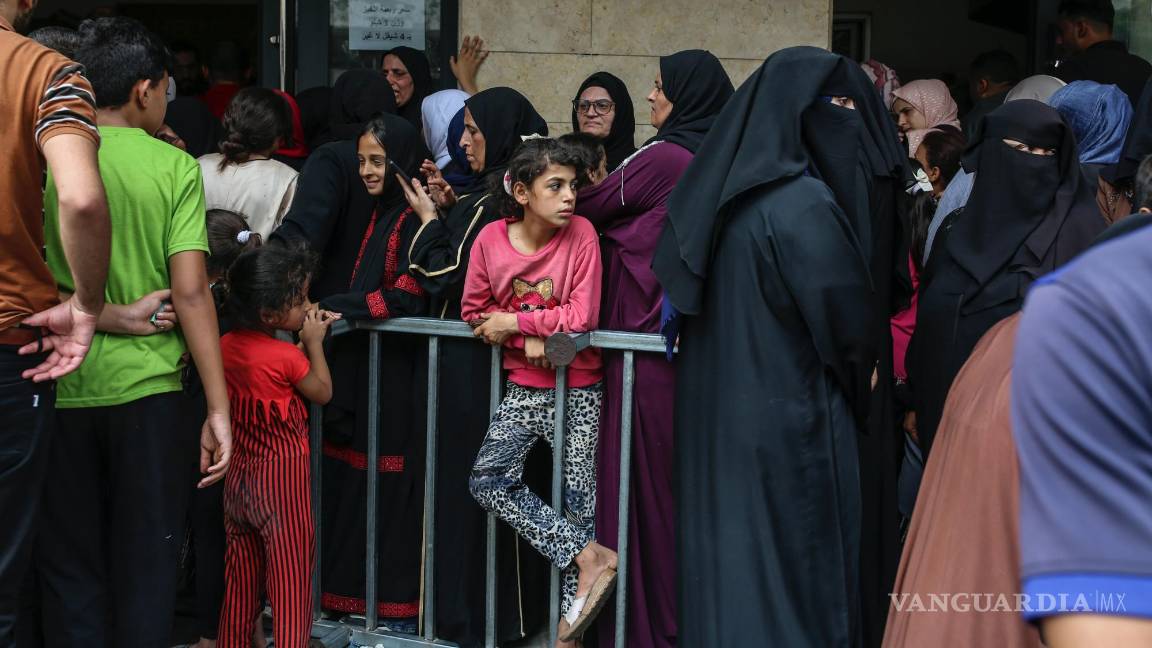 $!La gente hace cola frente a una panadería para comprar pan en el centro de Khan Younis, en el sur de la Franja de Gaza.