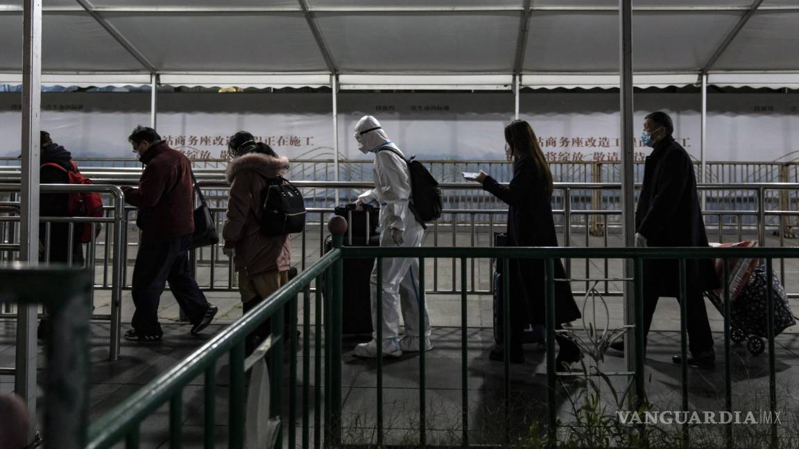 Desaparece gobierno chino mientras pandemia arrecia; se disparan contagios y mueres