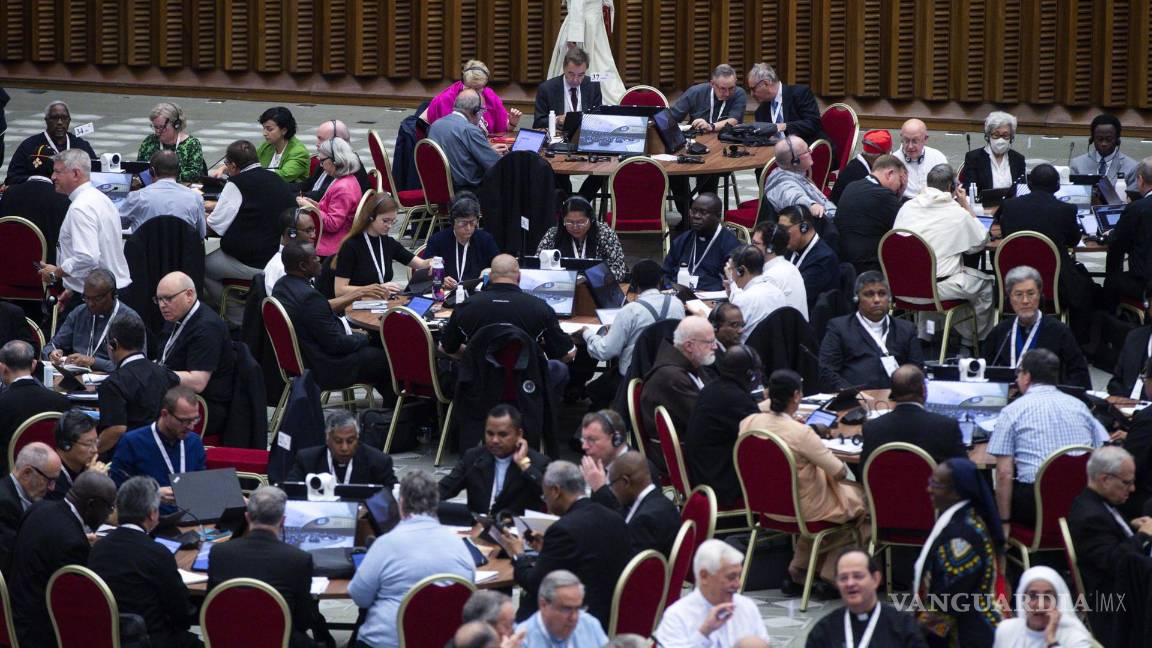 $!Los participantes asisten a una sesión de la Asamblea General del Sínodo de los Obispos en el Aula Pablo VI de la Ciudad del Vaticano.