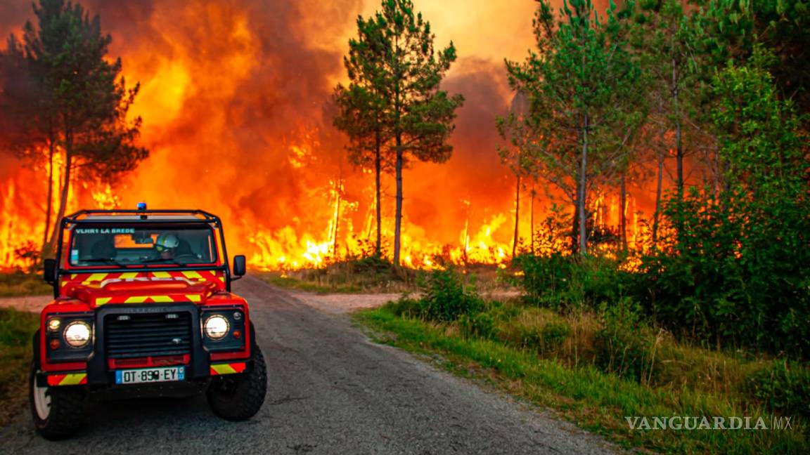 $!Esta foto proporcionada por el cuerpo de bomberos de la región de Gironde (SDIS33) muestra un incendio forestal cerca de Landiras, suroeste de Francia.