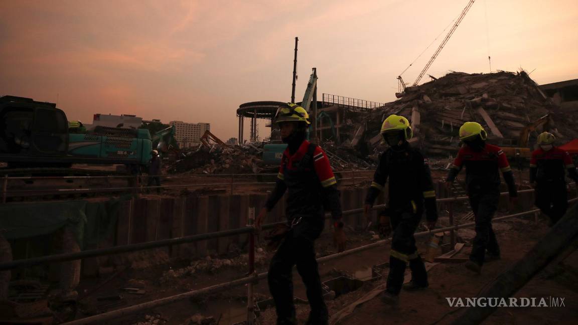 $!Los equipos de rescate realizan una operación de búsqueda en el lugar de un edificio que se derrumbó tras un terremoto en Bangkok, Tailandia.