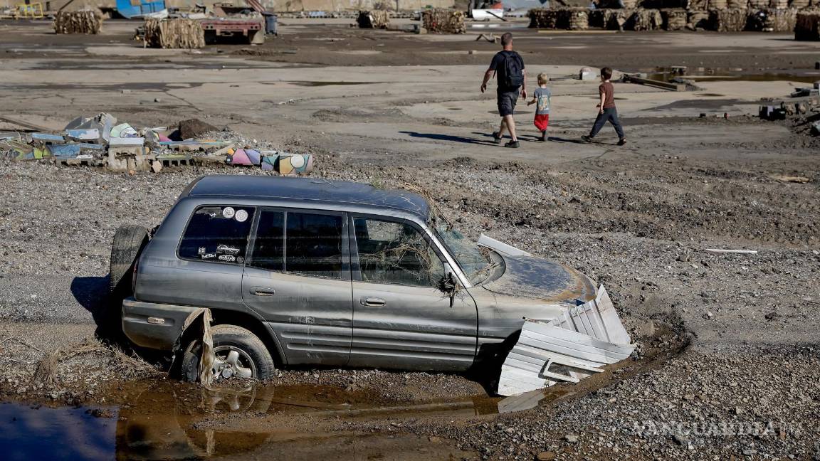 $!Un automóvil inundado en el River Arts District después de las catastróficas inundaciones causadas por la tormenta tropical Helene en Asheville.