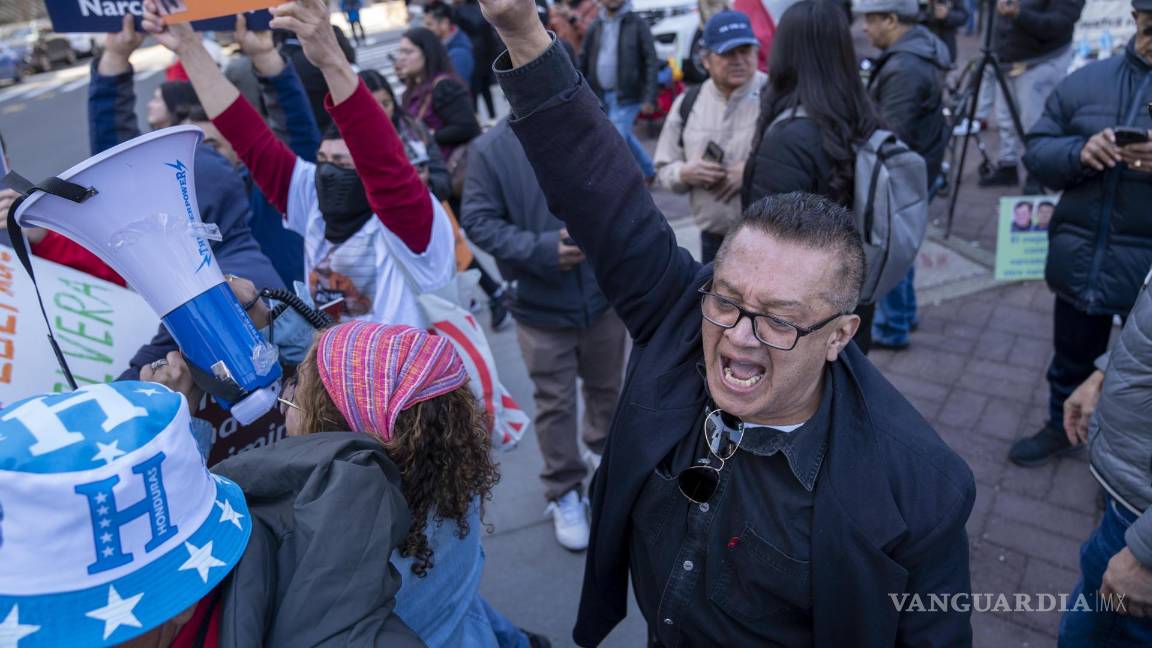 $!En el exterior del tribunal, decenas de ciudadanos hondureños celebraron por el fallo emitido en contra del expresidente Juan Orlando Hernández.